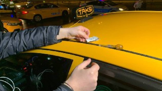 Taksideki koku dikkatini çekti, şoförler gözaltına alındı